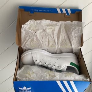 Women’s size 6.5 or Boys 5 Leather Stan Smith Adidas white green